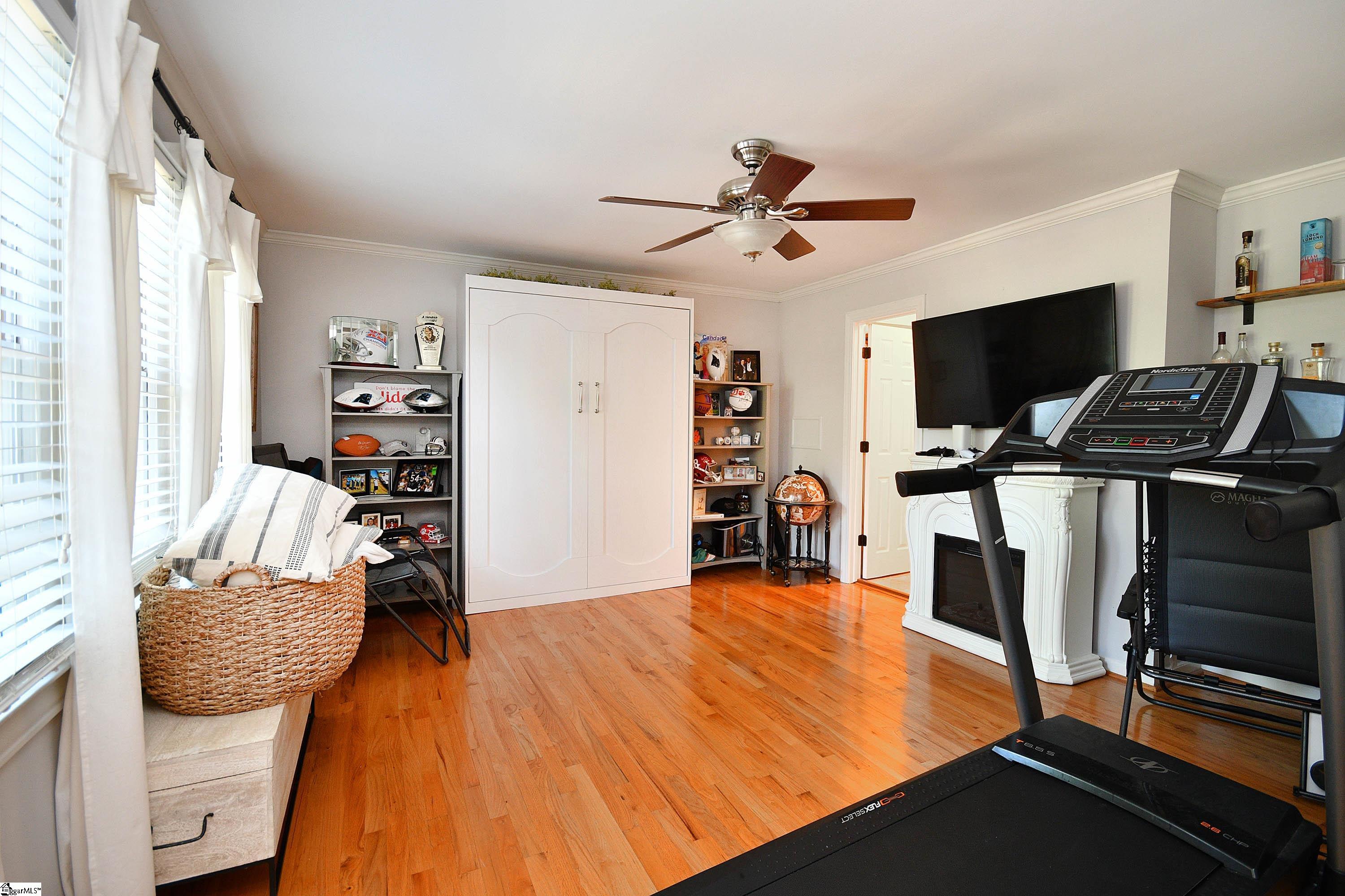 BEDROOM ON MAIN WITH ENSUITE BATHROOM AND Murphy bed