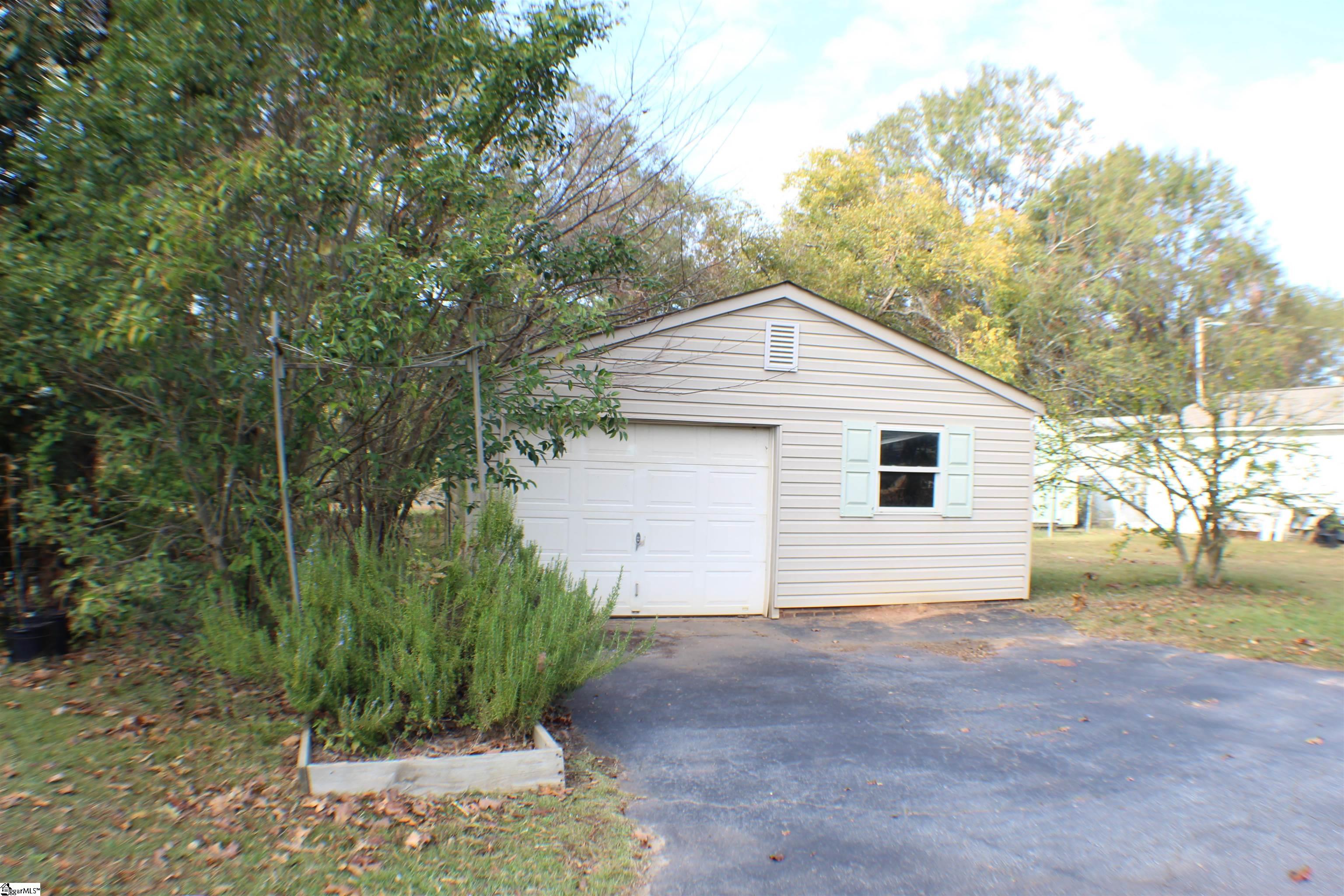525 49, Laurens, South Carolina image 29