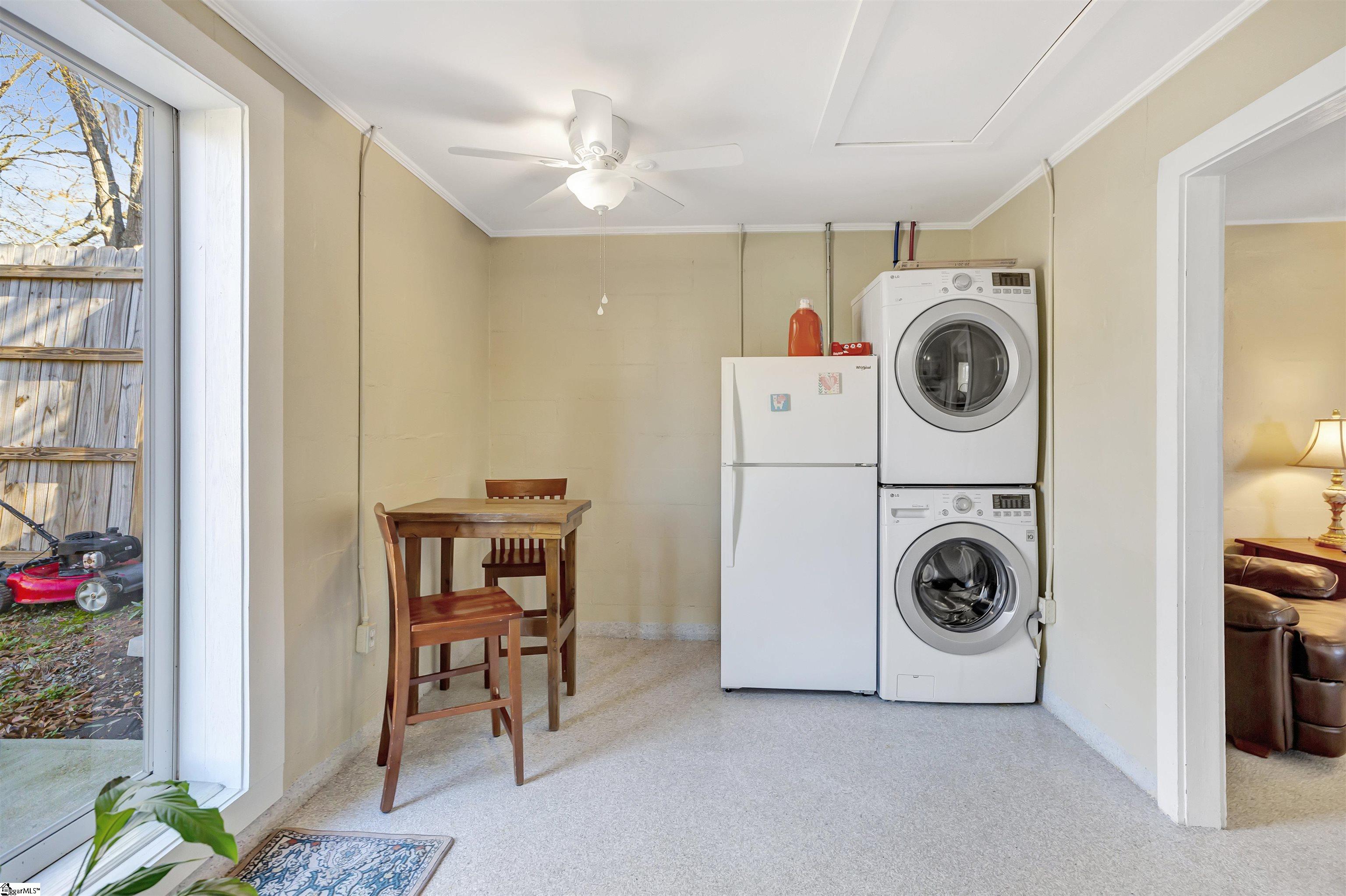 Eat in Kitchen and laundry in the guest house!