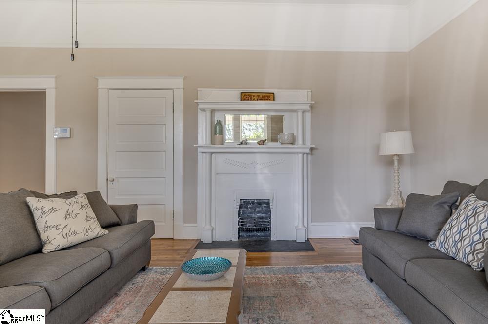 6 foot wide hallway accomodates furniture