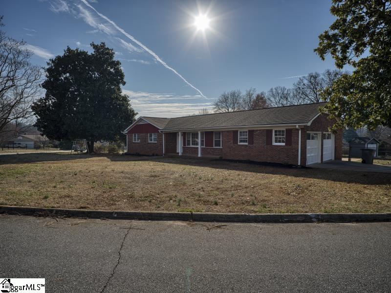 15 Mistletoe Drive Greenville, SC 29617