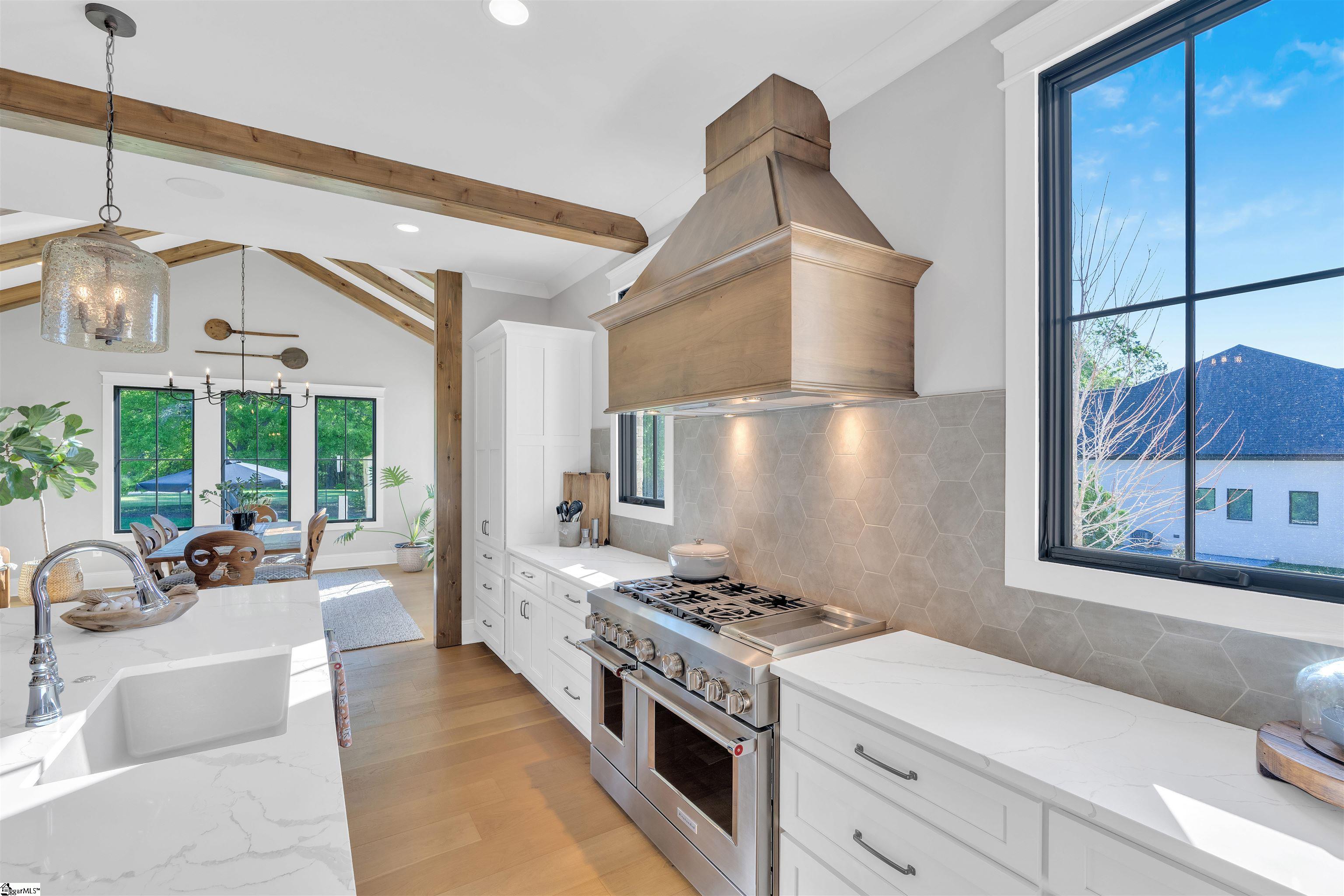 Great countertop space. Perfect for large dinners and get togethers.