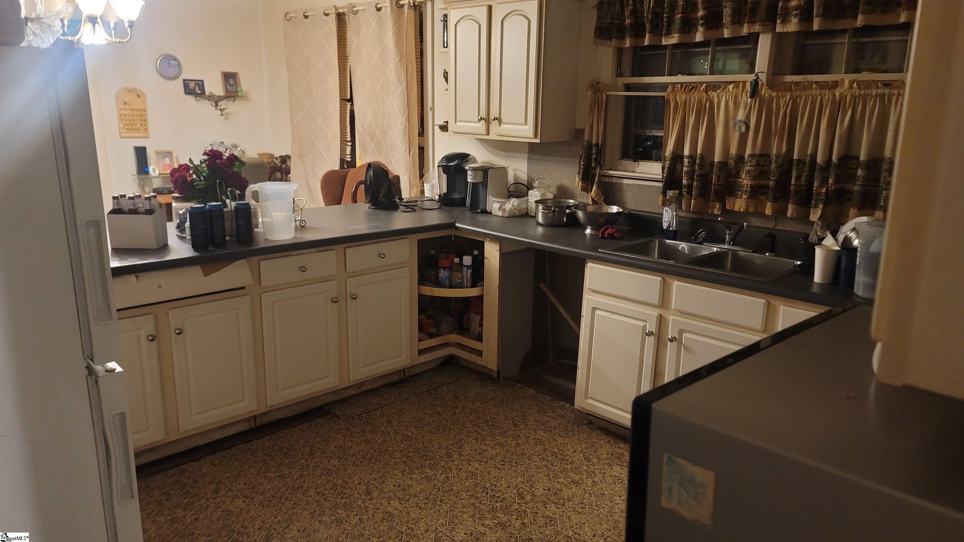 4 Bagwell, Greenville, South Carolina image 1