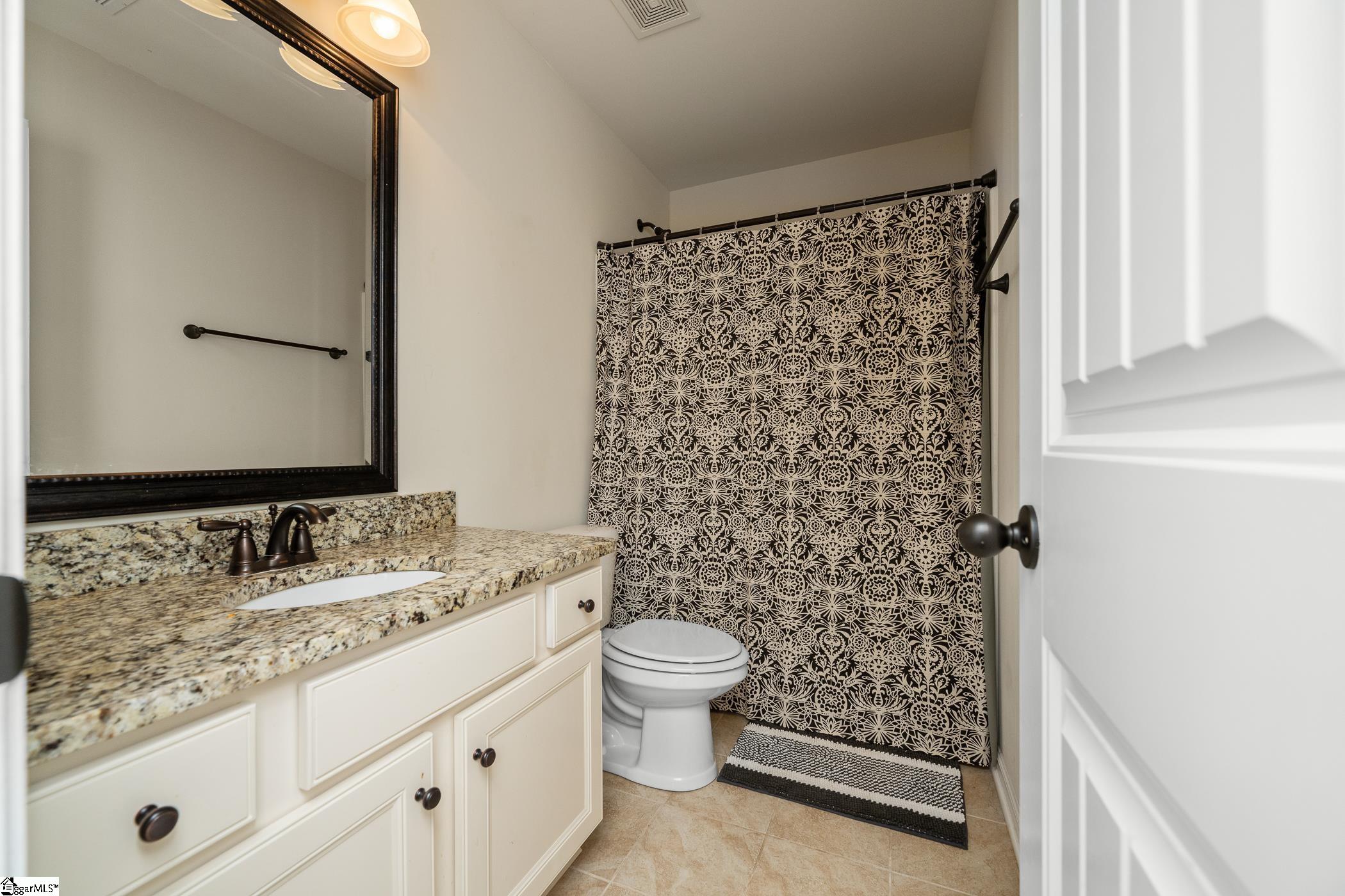 Upstairs Full Bathroom