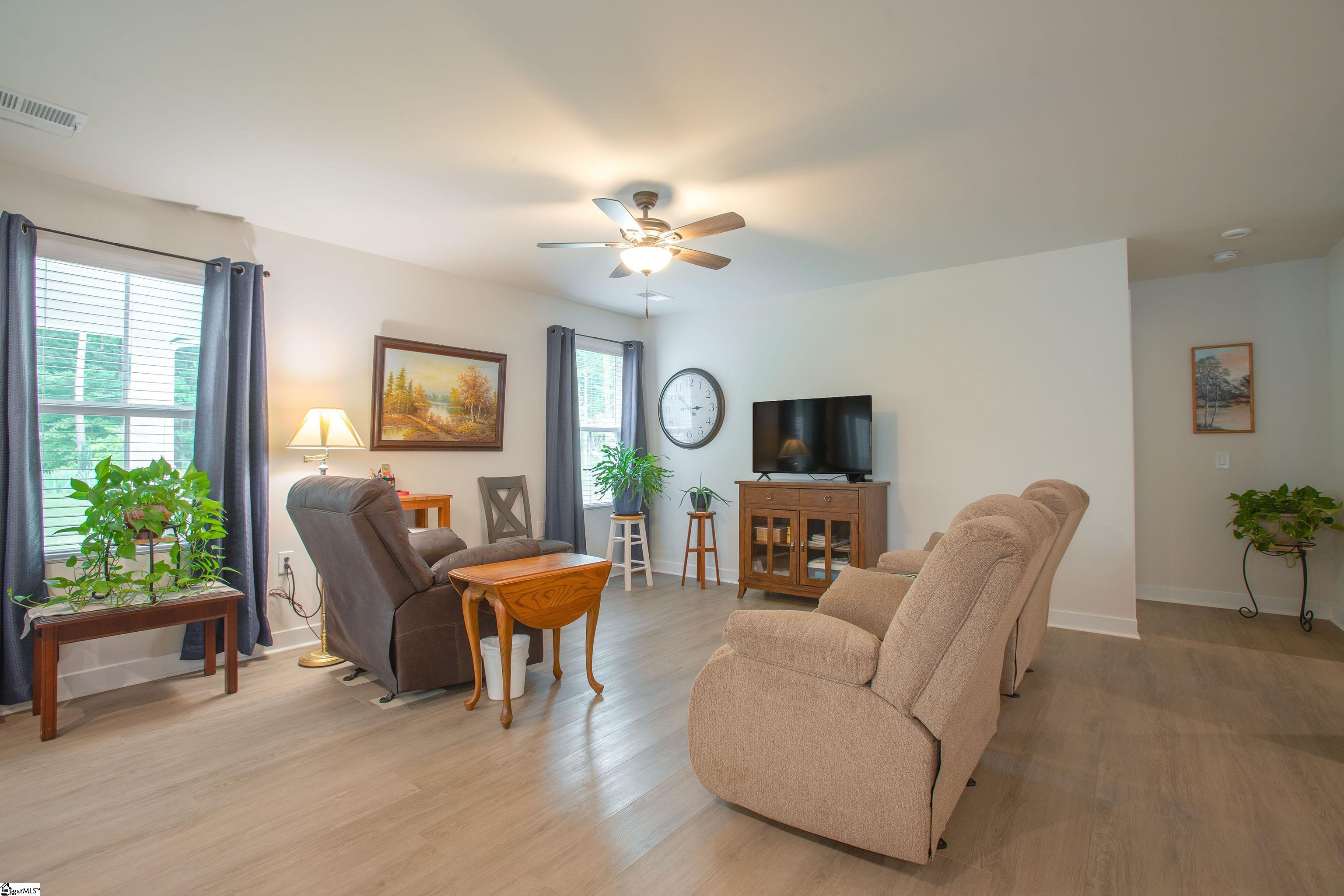 300 Stockland, Fountain Inn, South Carolina image 12