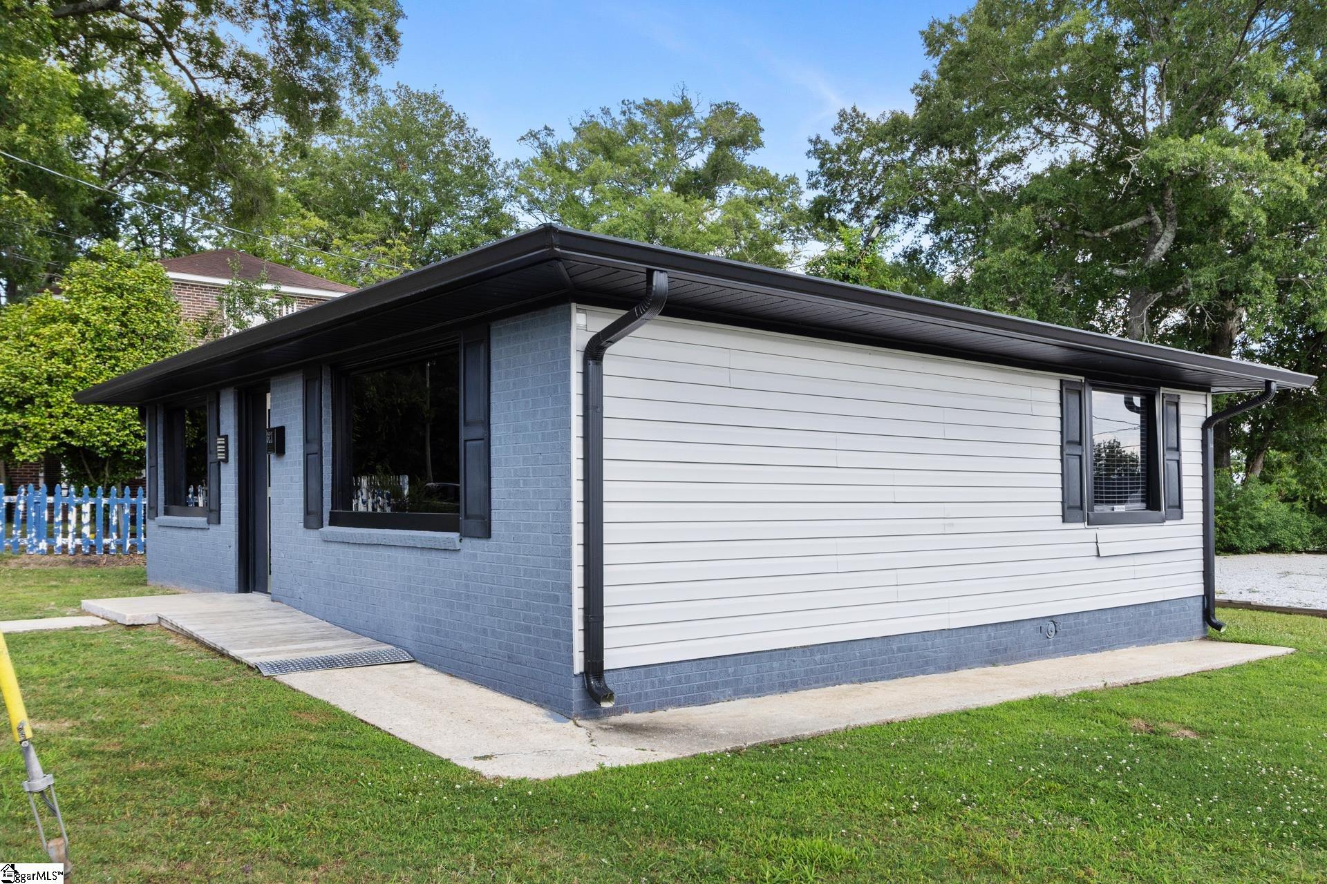 327 W Main, Clinton, South Carolina image 3