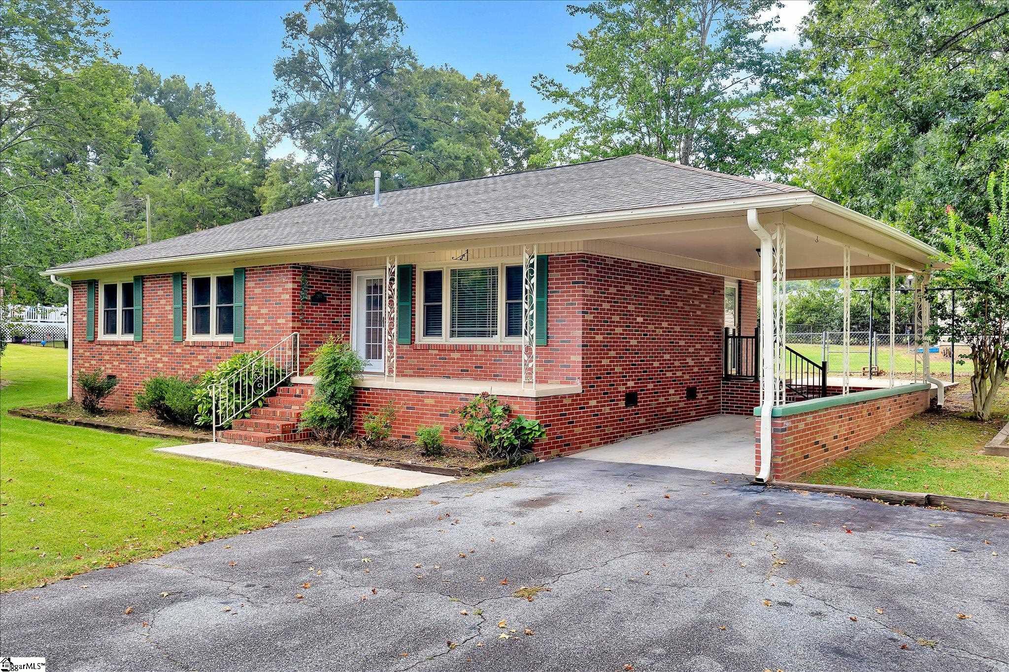 204 Lakewood Drive, Clinton SC 29325