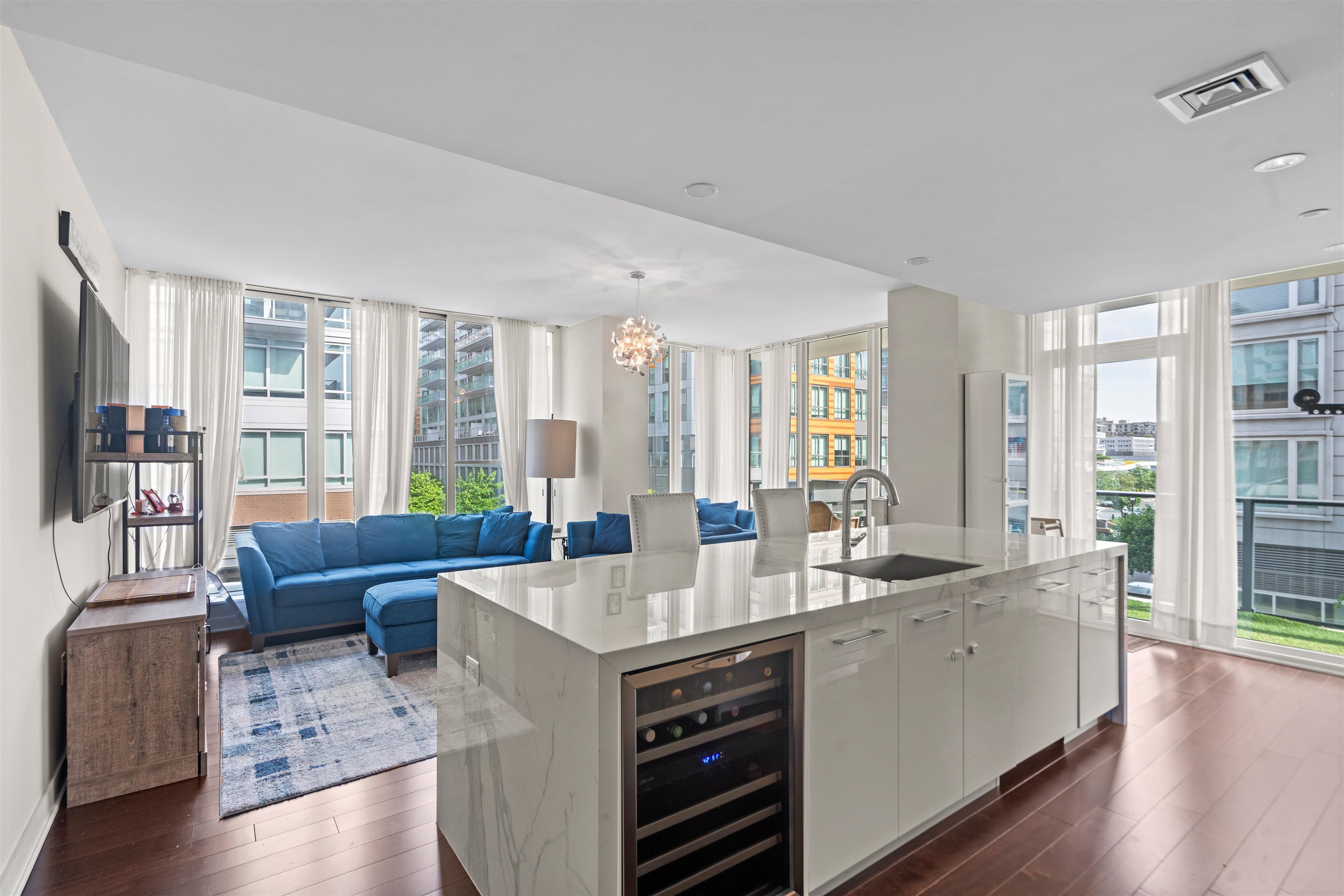 listing main picture