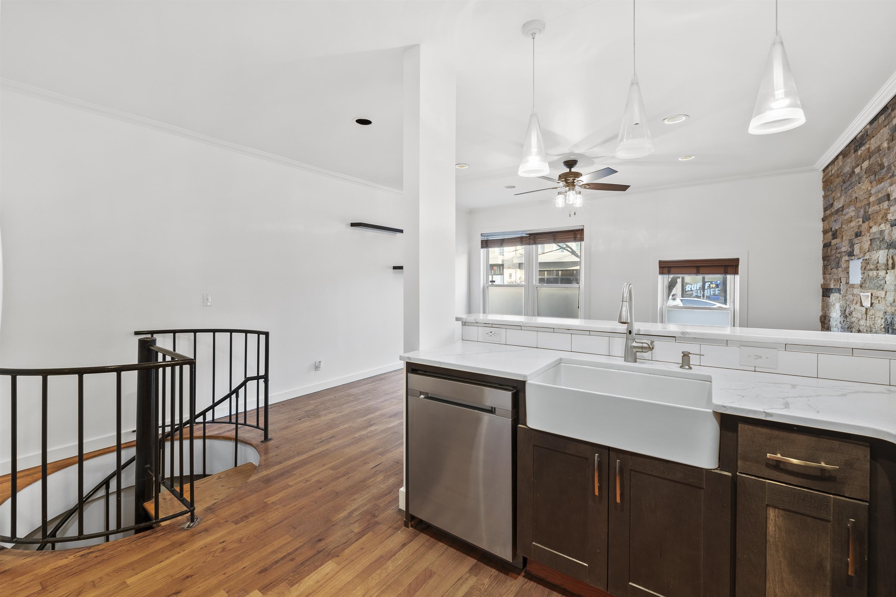 listing main picture