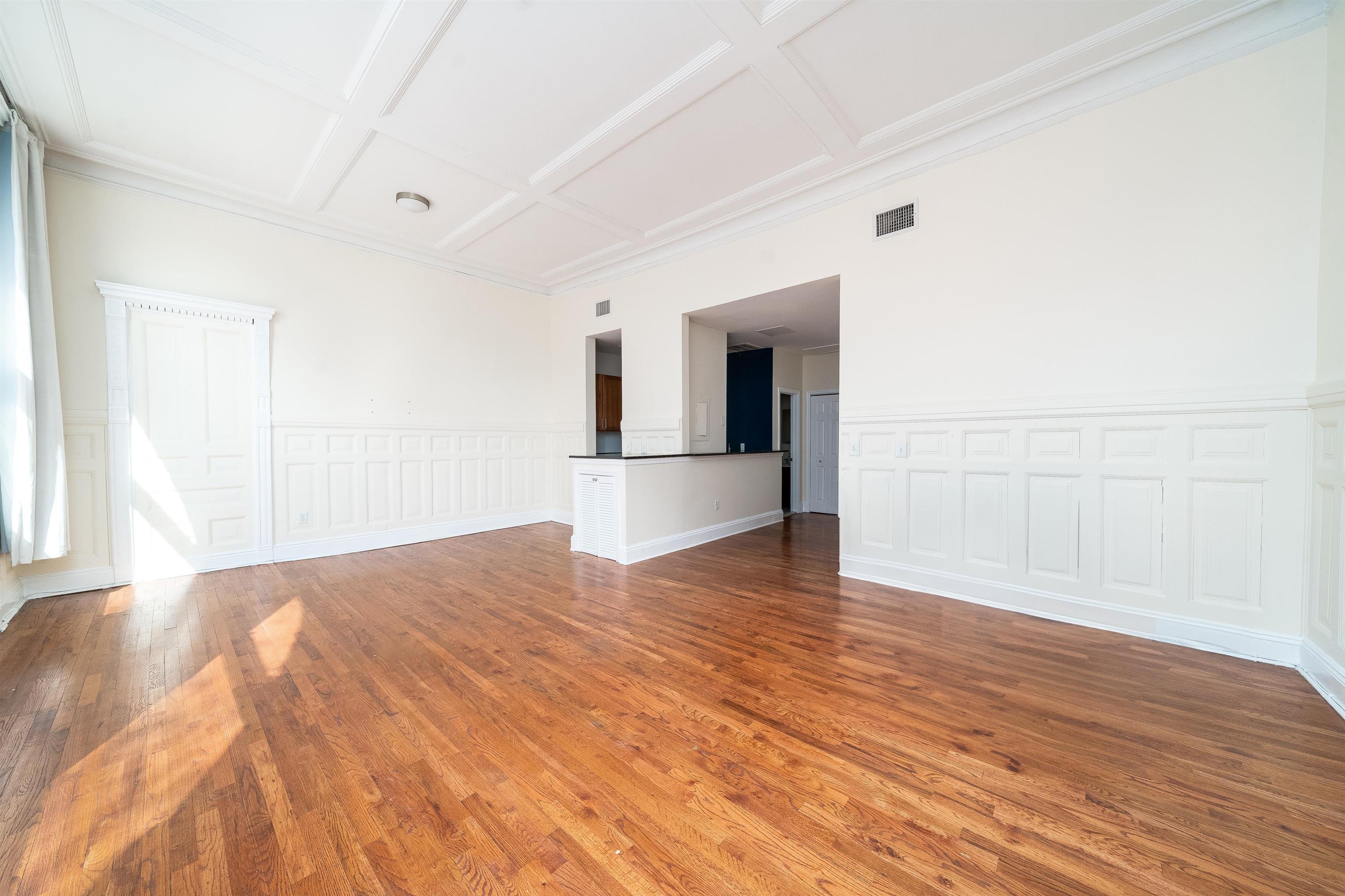 listing main picture