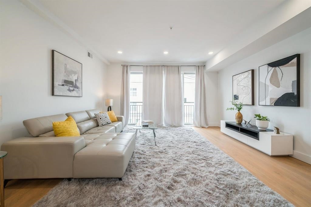 listing main picture