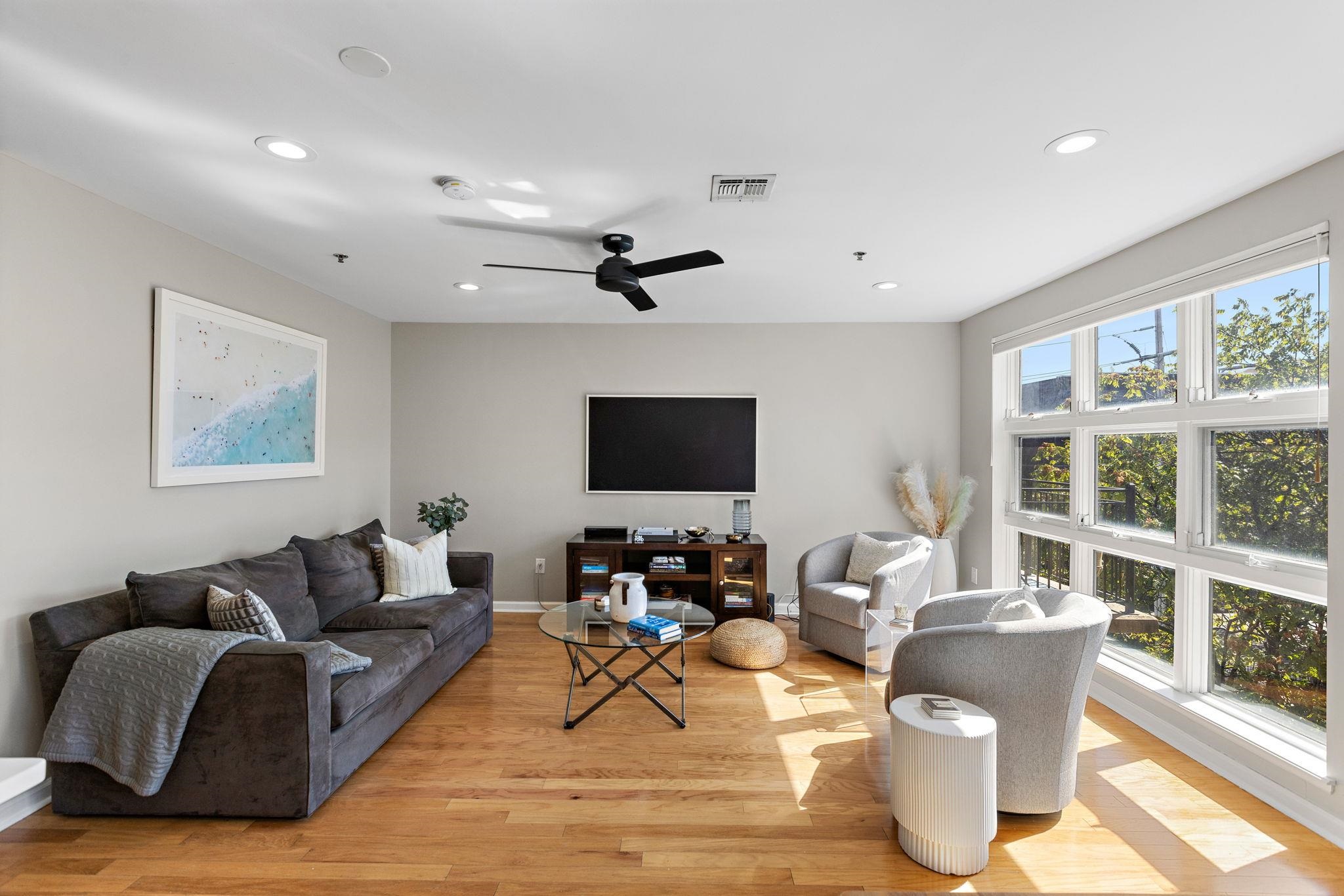 listing main picture