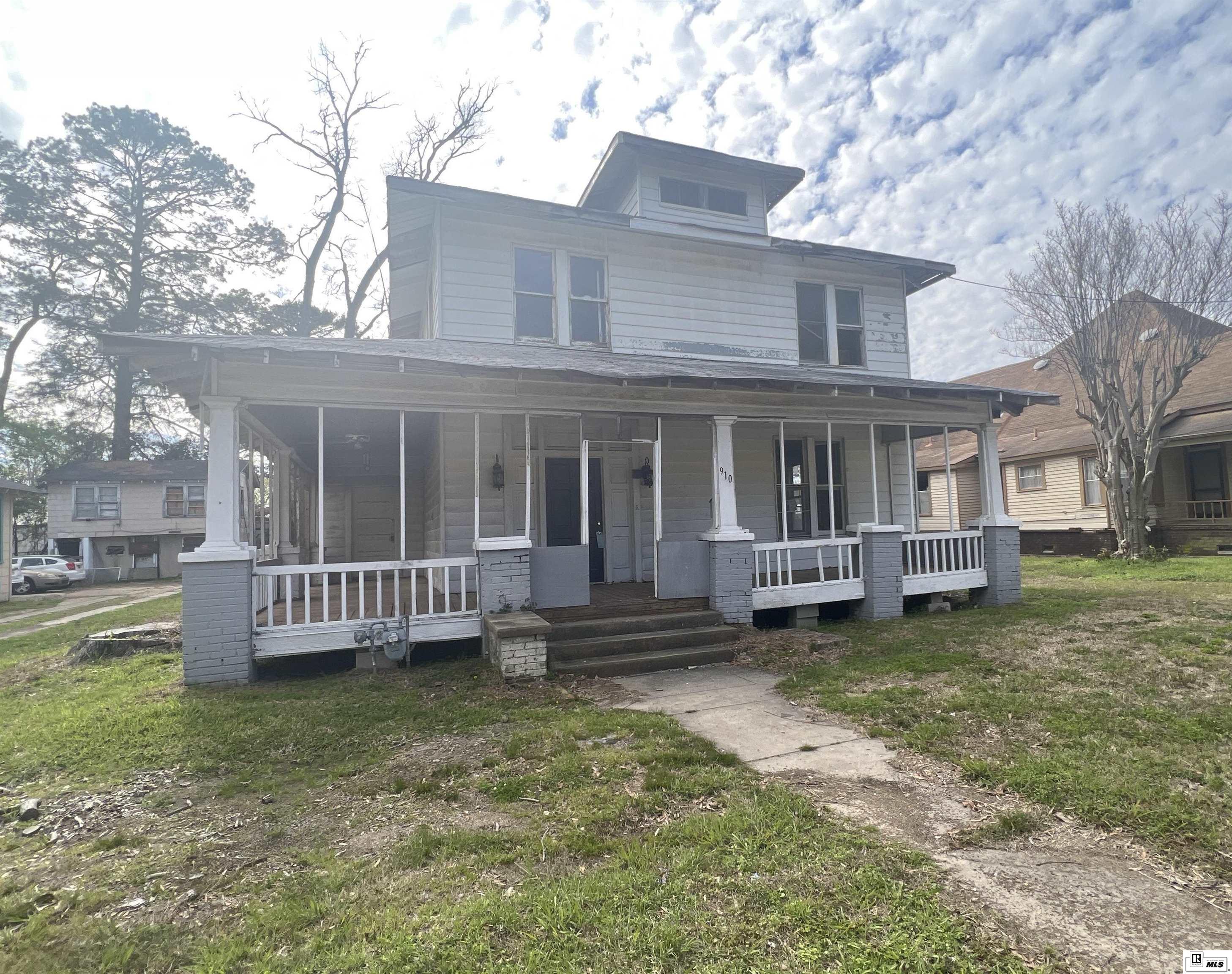 910 St John Street