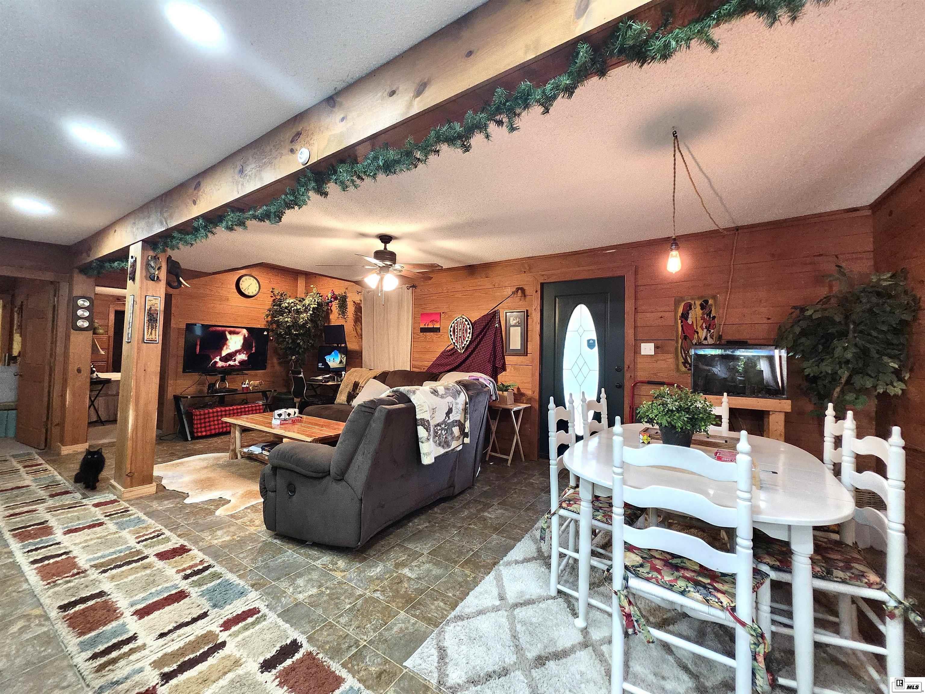 1744 Highway 569