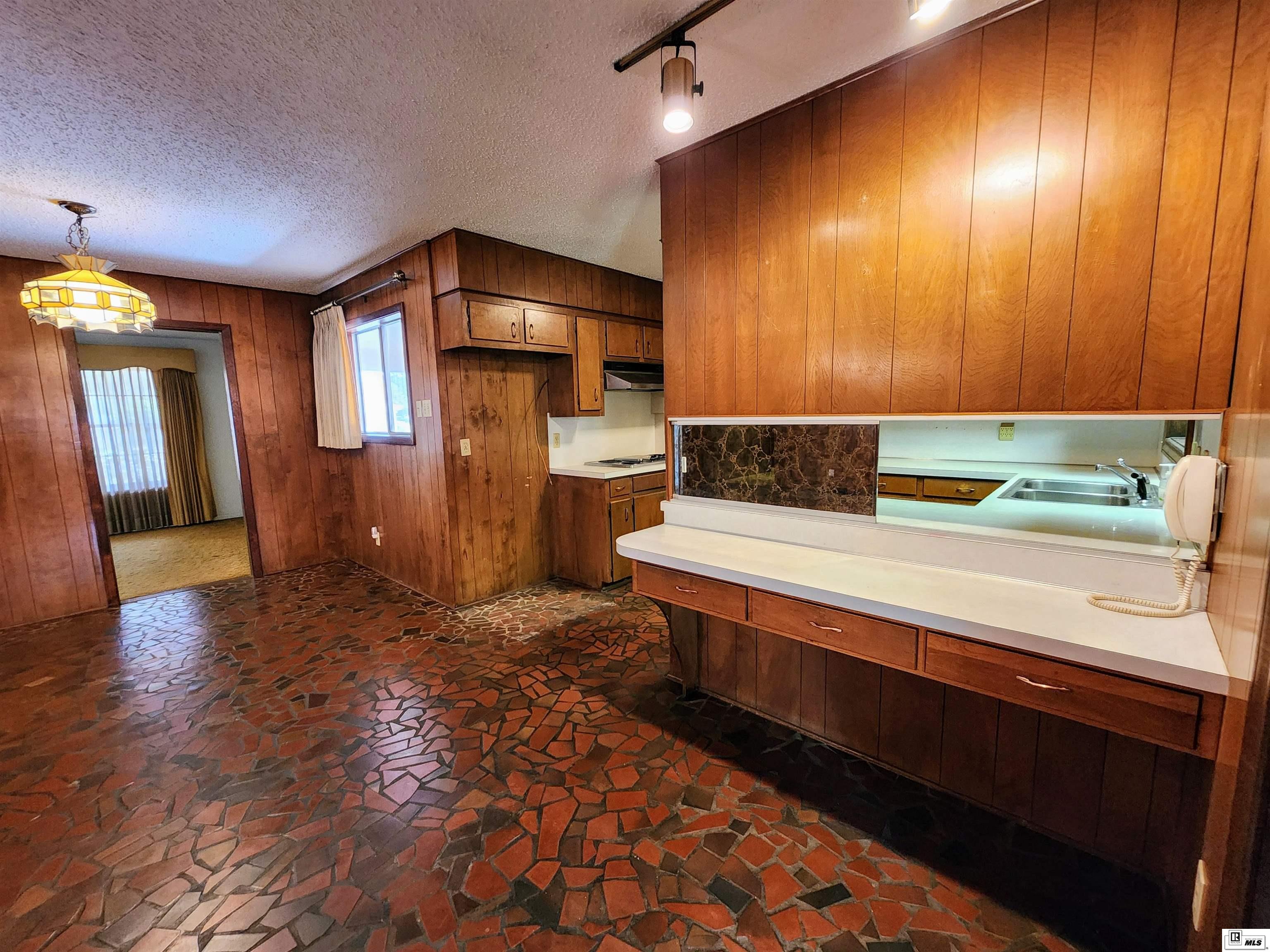 2103 Edgewood Drive