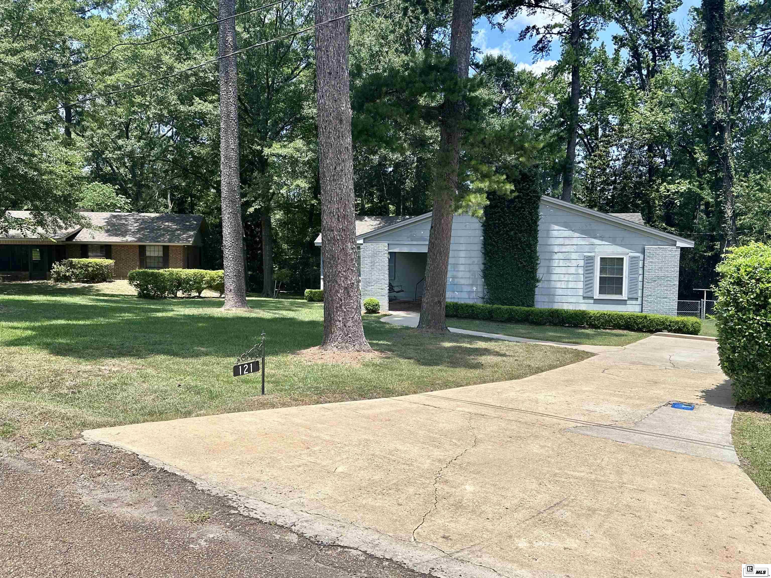 121 Pinecrest Drive