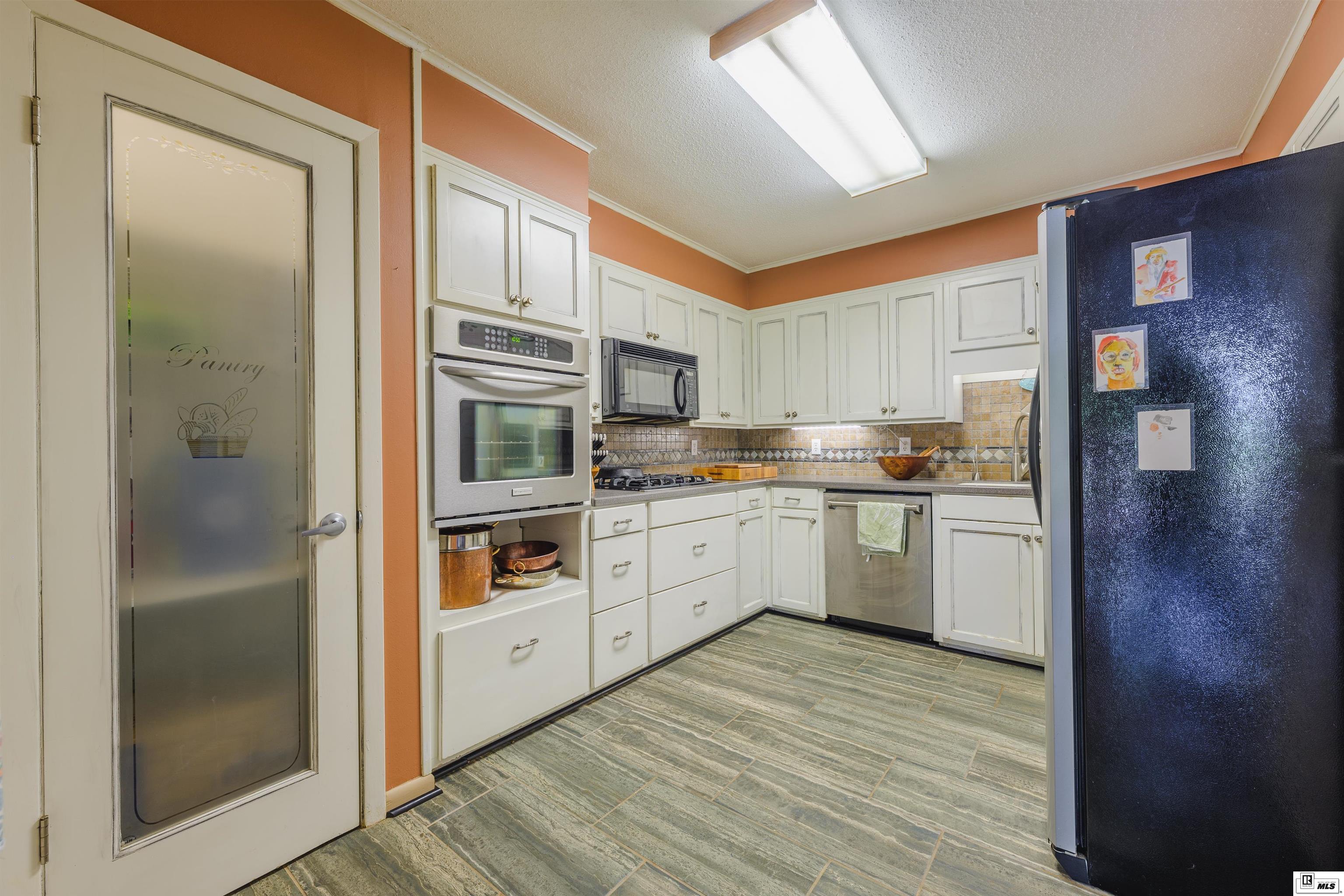 902 Robinette Drive