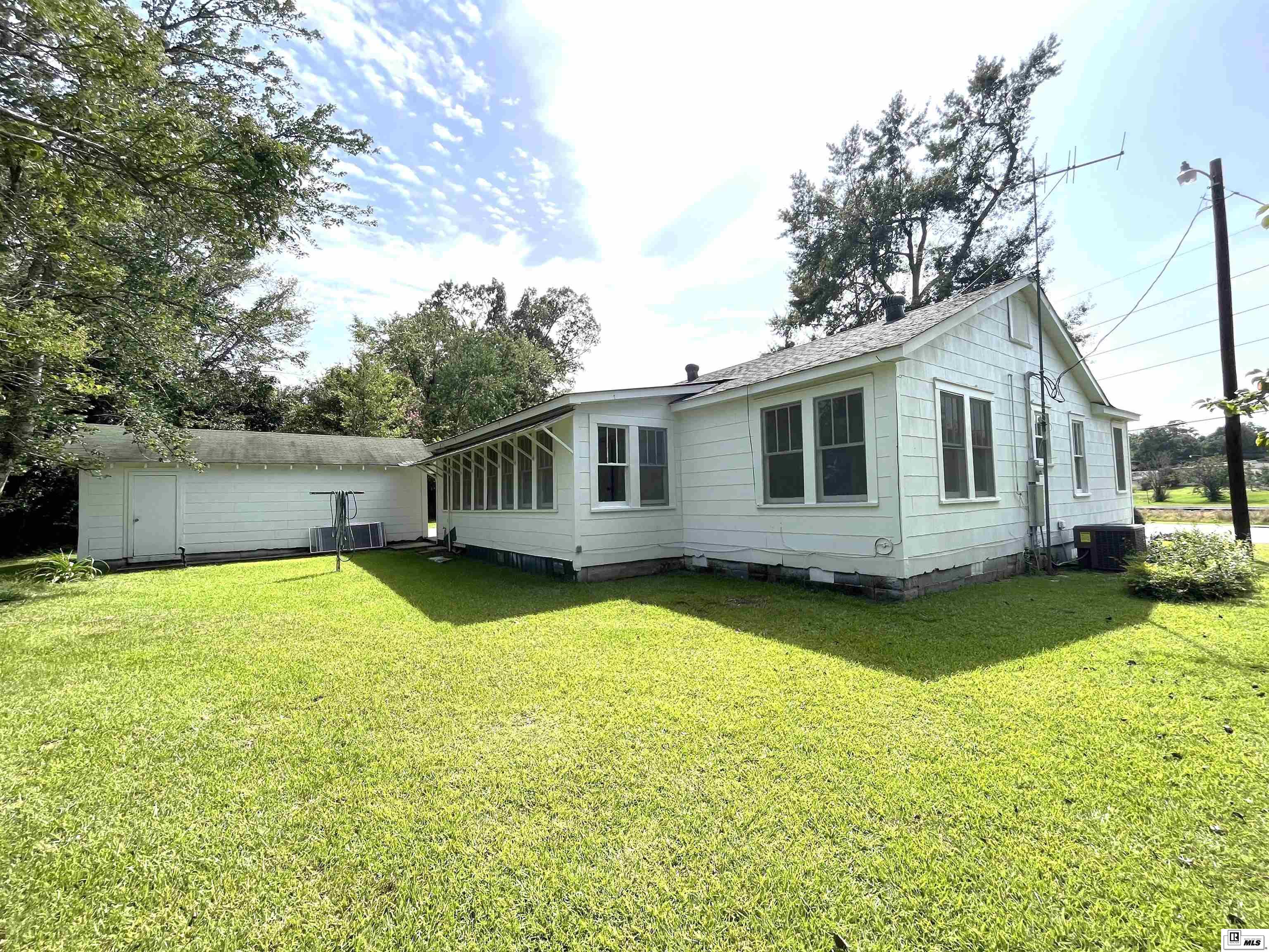 8957 Highway 165