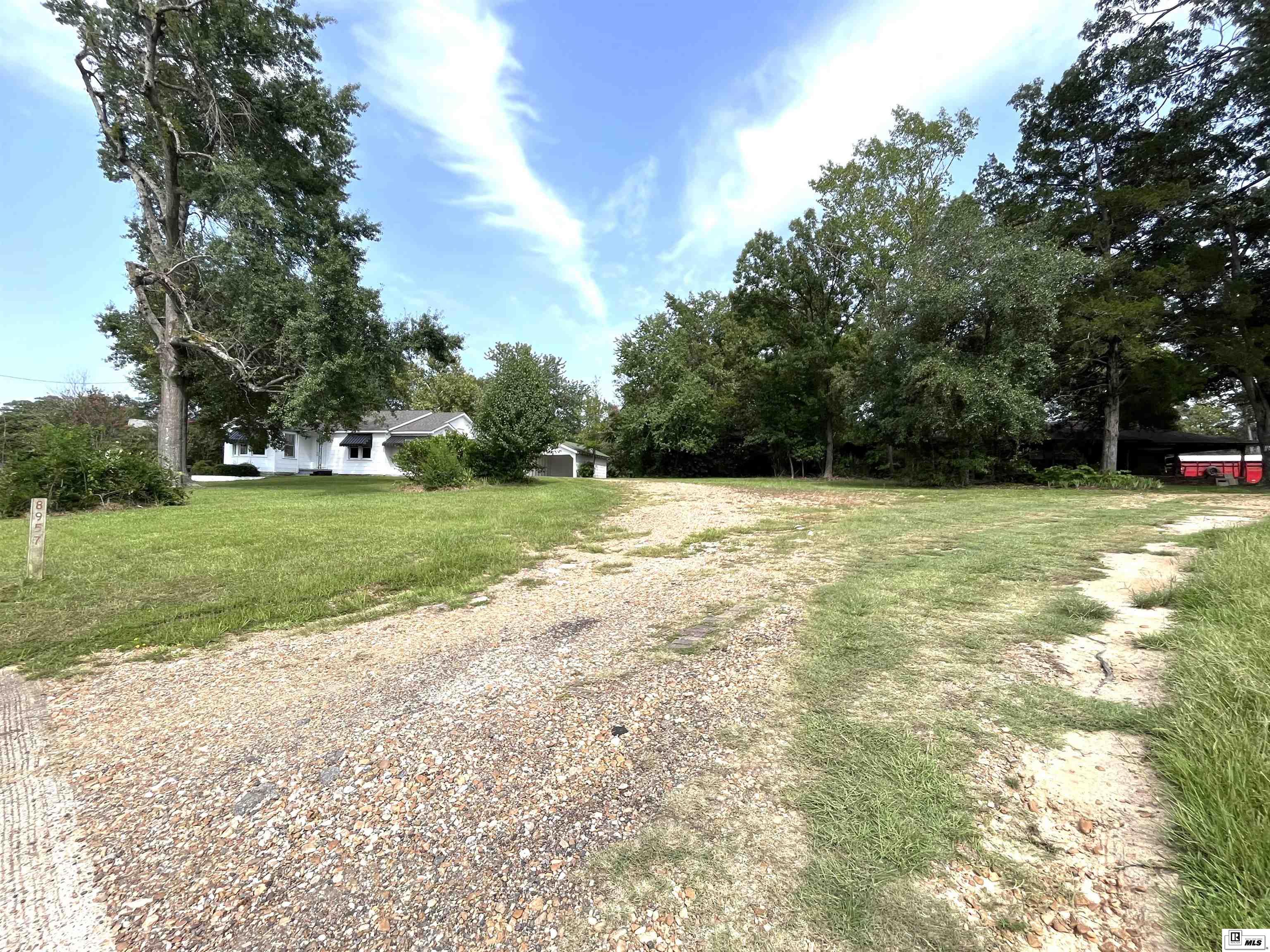 8957 Highway 165