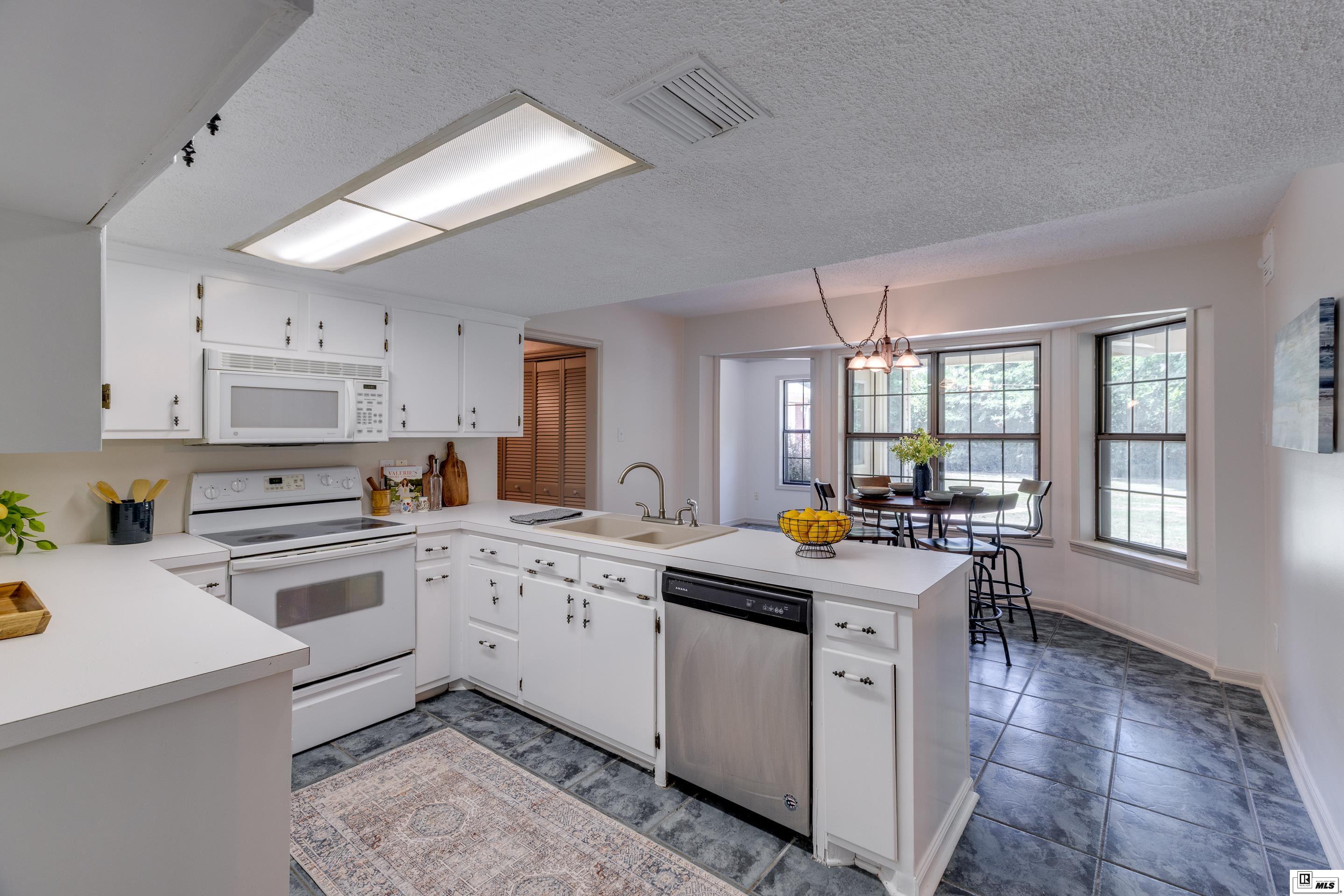 2809 River Oaks Drive