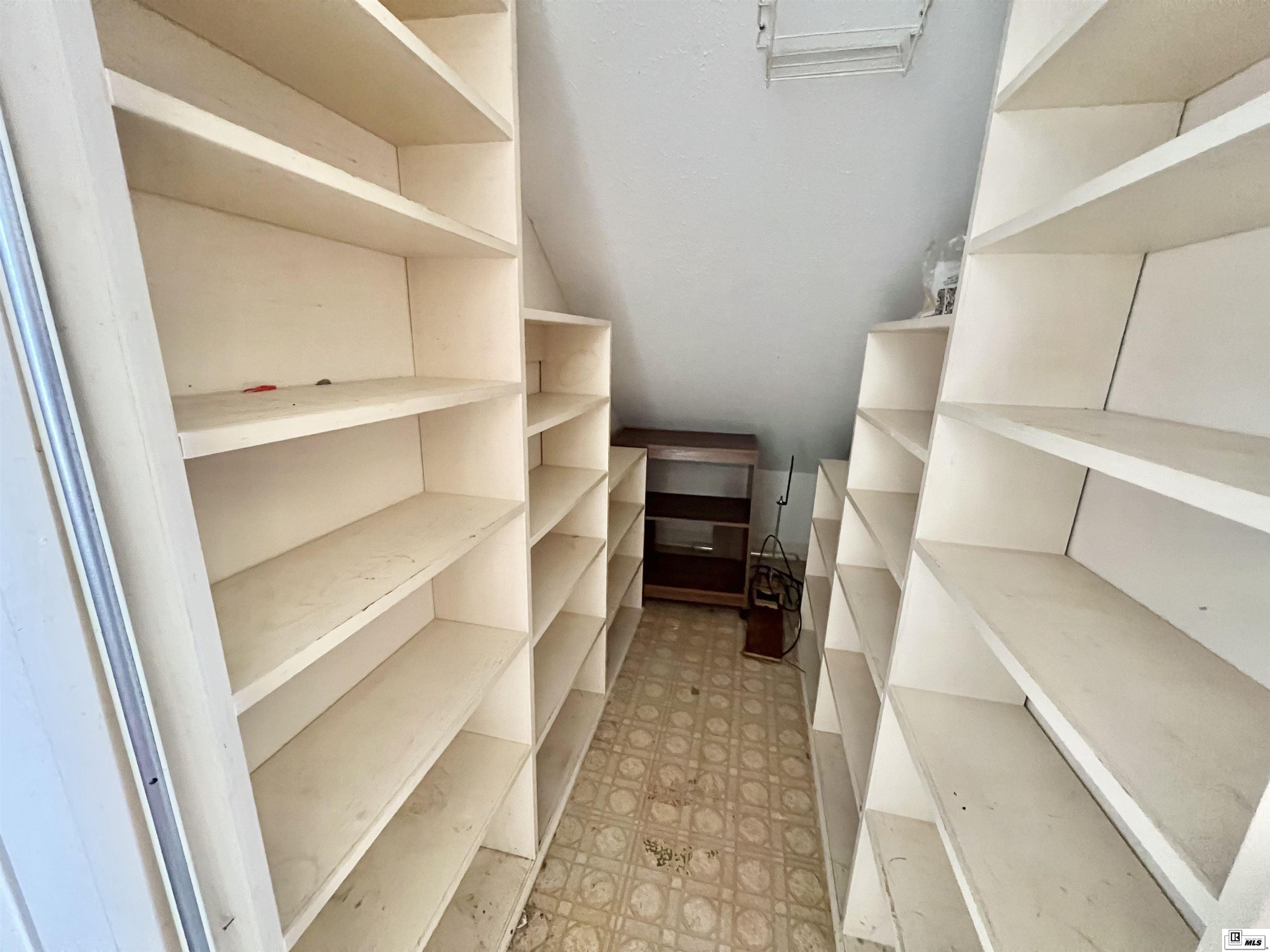 1218 Thomas Loop