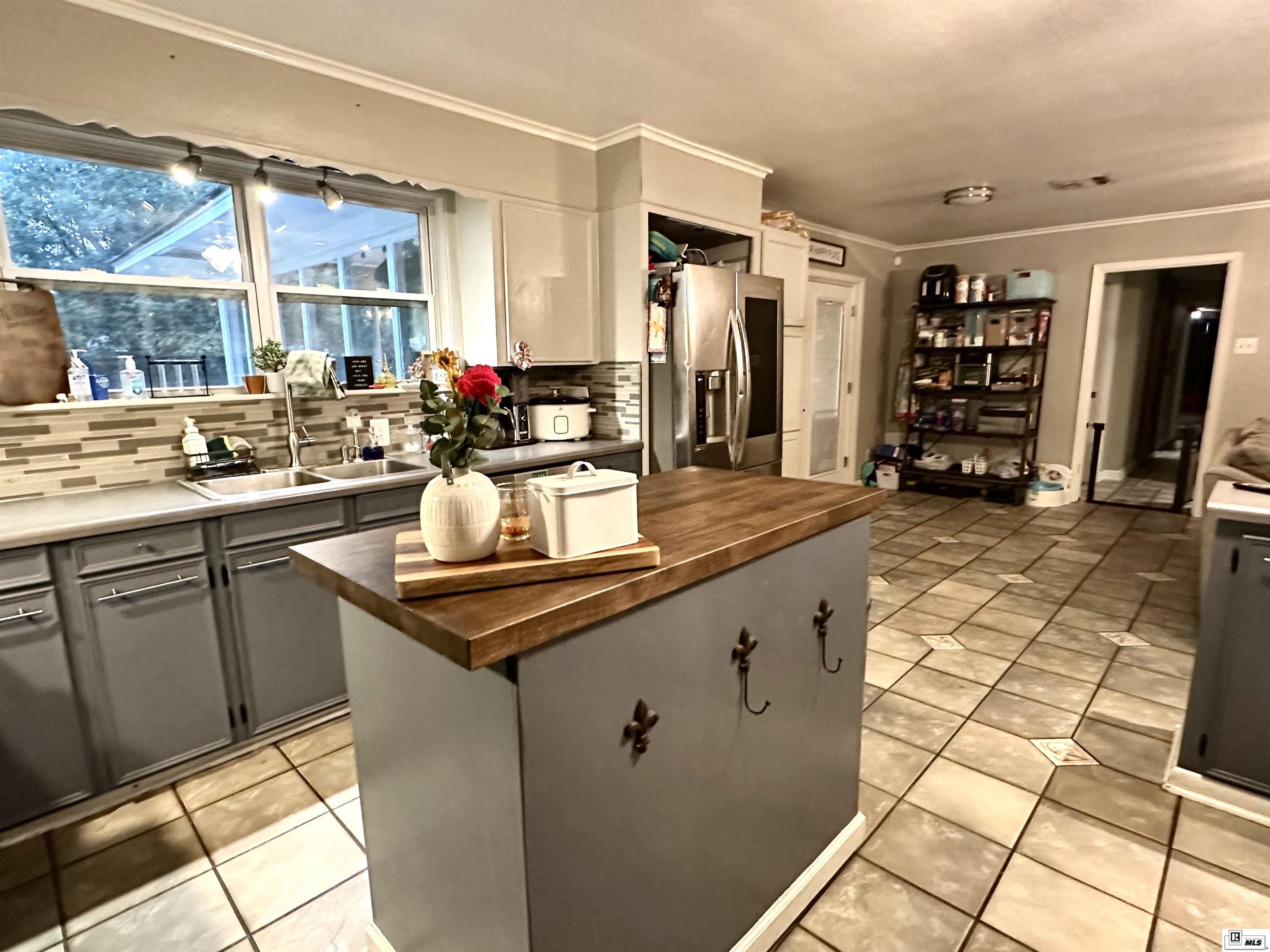 716 Lakeshore Drive