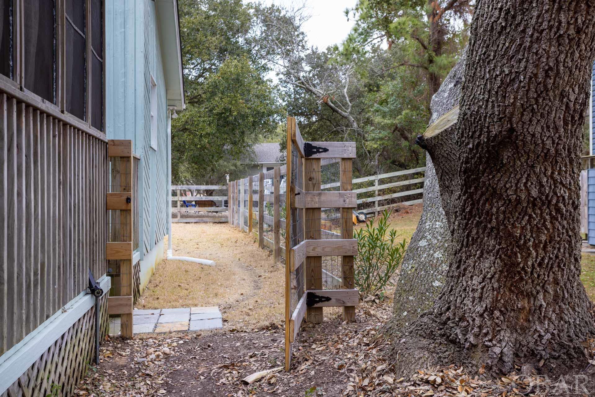Side gate to fenced in backyard